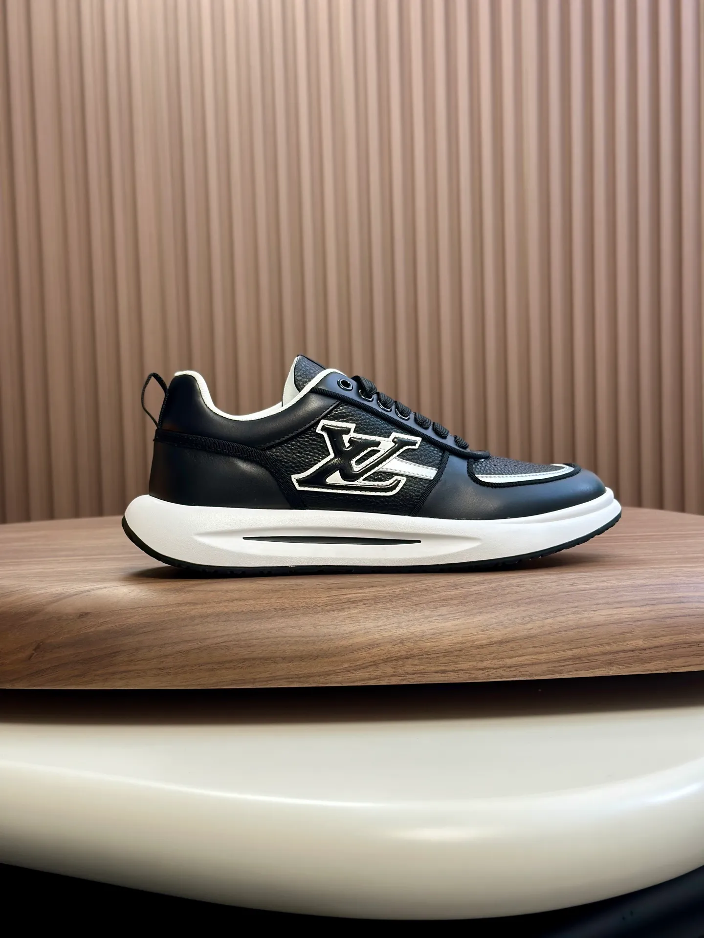 Men's shoes💰780 Lv 🔍Top purchasing agent🇮🇹 Louis Vuitton, the sports sneaker counter is synchronized, the uppers are imported from Italy, high-quality splicing colorful and complex crafts, the imported mesh padding is soft and comfortable, soles: original soles specially provided by the original factory, T men's men's shoes 💰U exclusive movable molded soles are super comfortable, original factory and single goods, 🔍🔍high quality, you can enter and leave the counter at will, welcome to compare, code number 38-44 (customized 45)